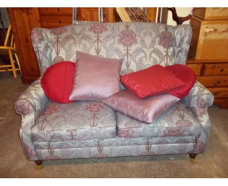 A DAMASK FABRIC FLORAL TWO SEATER SOFA WITH BRASS CASTORS, MATCHES LOT 807