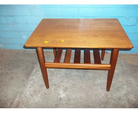 A SMALL TEAK RETRO COFFEE TABLE WITH STRETCHER SHELF