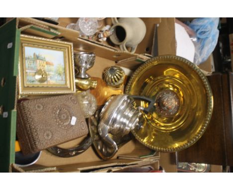 A TRAY OF MAINLY METALWARE TO INCLUDE, A CHARGER, A TEAPOT ETC (TRAY NOT INCLUDED)