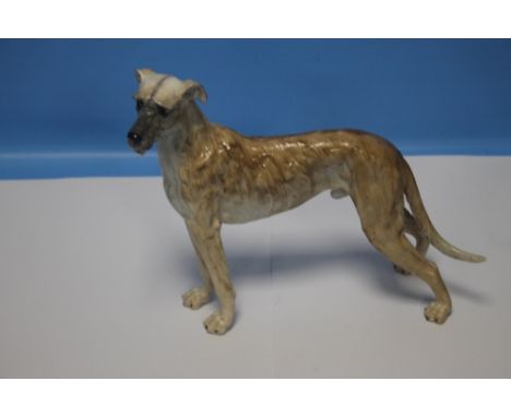 A CERAMIC IRISH WOLFHOUND FIGURE H 20 CM