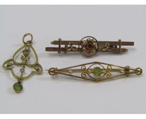 ART NOUVEAU PENDANT &amp; VINTAGE BROOCHES, 9ct gold peridot and pearl pendant, also 2 bar brooches, 1 set peridot, the other