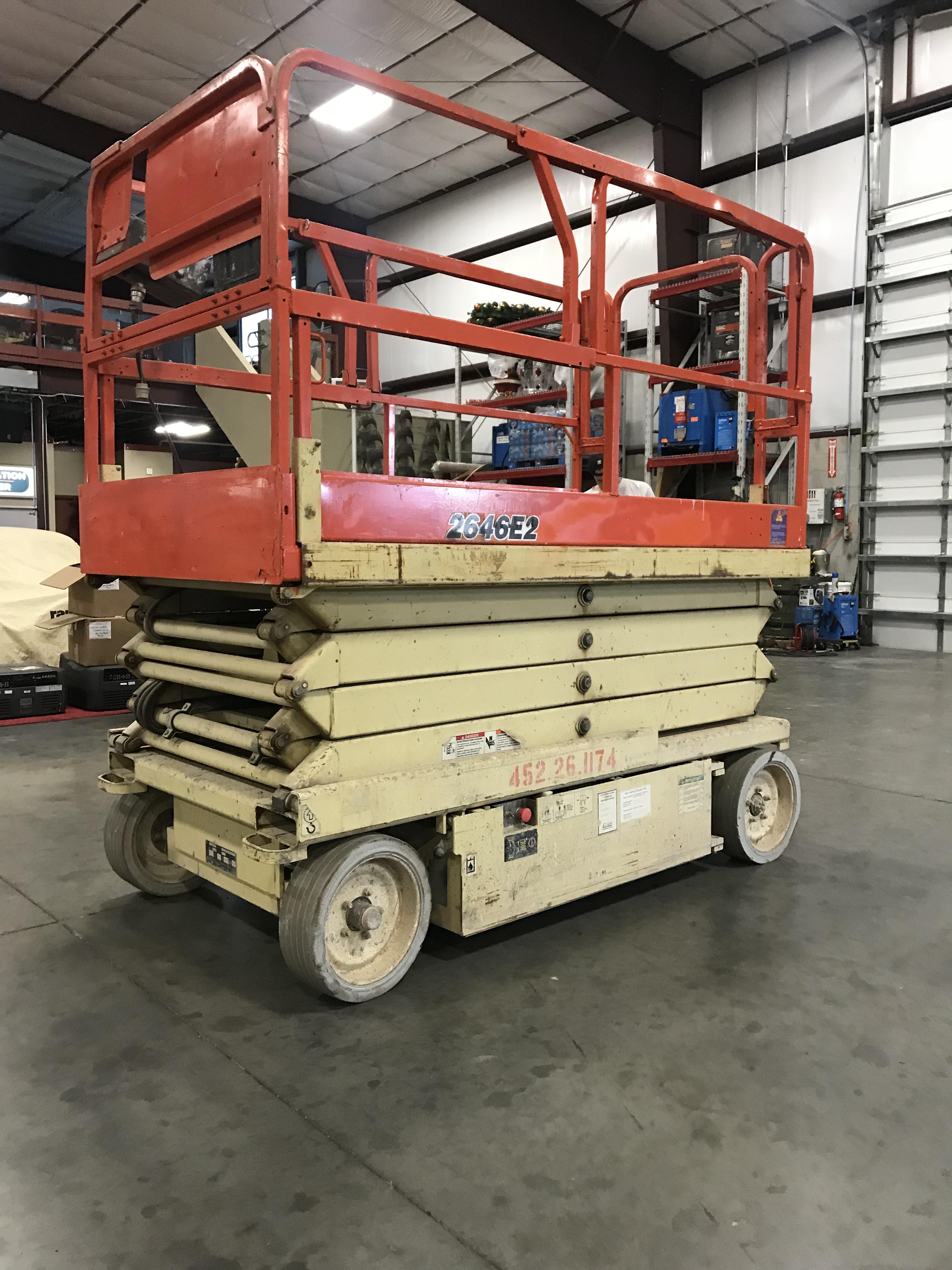 JLG 2646E2 ELECTRIC SCISSOR LIFT, BUILT IN BATTERY CHARGER, 483 HOURS