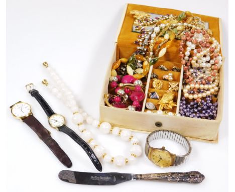 A quantity of costume jewellery, to include faux pearl necklaces, modern costume jewellery, brooches, pendants, wristwatches,