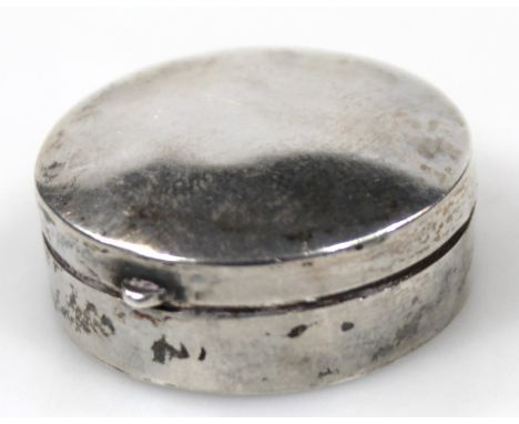 An export silver patch box, of circular outline, with thumb mould handle and a vacant interior, 3cm dia.