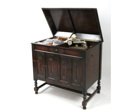 A mid 20thC oak cased Gilbert record player, the cabinet with domed lid hinging to reveal a baize lined 20cm dia. turntable w