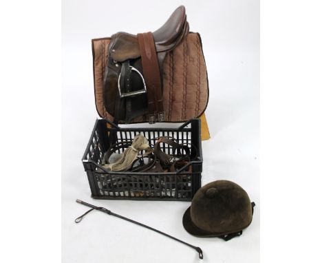 Various equestrian and horse riding equipment, riding helmet, German leather saddle 49cm high, other equipment, blanket, etc.