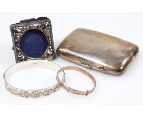 Various items of small silver, to include a child's silver bangle, a silver hinged bangle, a miniature silver photograph fram