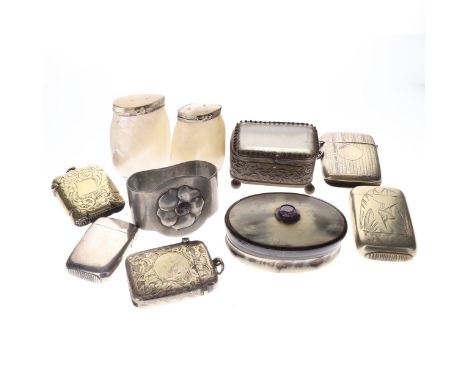Antique and Vintage Collectables Collection, including silver plated vesta cases, snuff box, and mother of pearl. The total n