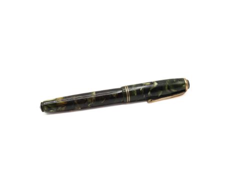 Vintage Parker Vacumatic Green Marble Case Fountain Pen, 14ct Gold Nib. Dip Tested &amp; Writing. The pen is in good conditio