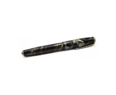 Vintage Parker - Vacumatic Green Marble Case Fountain Pen, 14ct Gold Nib, Dip Tested &amp; Writing. The pen is in good condit