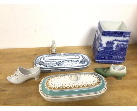 A Ringtons tea caddy, lacking lid (15cm), two soap dishes of oval form with lids, a pair of ceramic shoes and a figure of a W