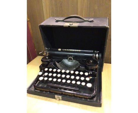 An early 20thc Underwood Standard portable typewriter, in original travelling case (15cm x 31cm x 25cm)