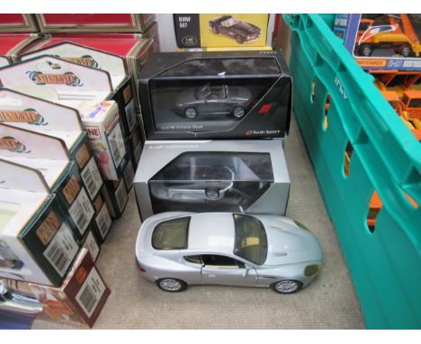 A collection of boxed/cased 1:43 scale diecast cars to include three Perspex cased Audis (two loose in cases) and five boxed 