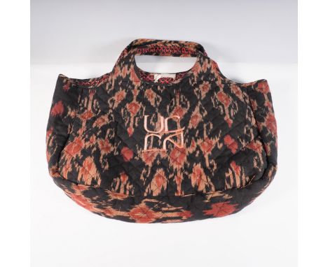 The Ulla Johnson Kamari Tote is cut from handloomed Ikat, featuring a multi-hued print exterior in rich black and rust tones,