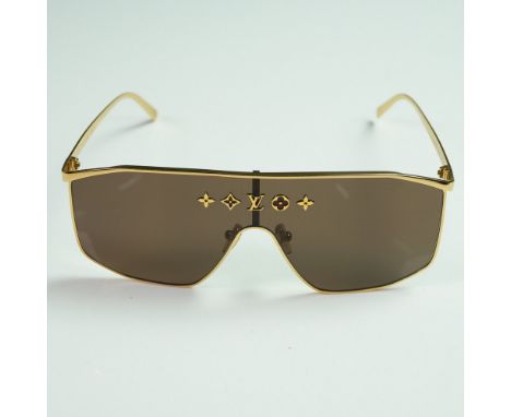 A bold and luxurious pair of Louis Vuitton Cyclone Z1717U sunglasses, featuring a sleek gold-tone metal frame with a statemen