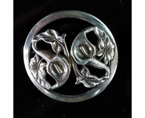 This exquisite Art Nouveau sterling silver brooch features an elegant openwork design adorned with gracefully sculpted calla 