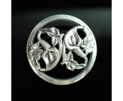 This exquisite Art Nouveau sterling silver brooch features an elegant openwork design adorned with gracefully sculpted calla 