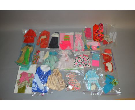 Good quantity of vintage Mattel Barbie doll clothing, to include: Barbie Learns to Cook; Fun at the Fair; Vintage Fashion Edi