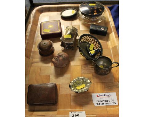 Tray of assorted collectables to include: Sunbeam Motorcycle Club medallion in box; silver and tortoiseshell dressing table j