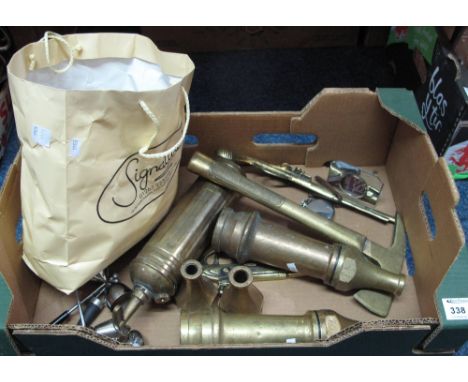 Tray of assorted metalware to include: novelty brass axe and pistols; brass fire hose nozzles; brass fire extinguisher; vinta