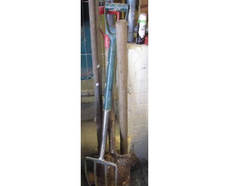 Collection of assorted garden tools to include: shovel; fork; sledge hammer etc. (5)