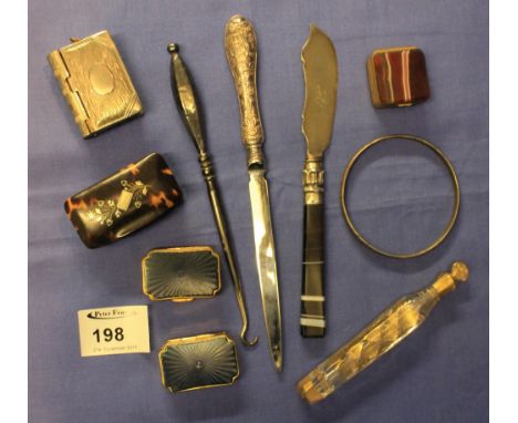 Bag of assorted collectables to include: tortoiseshell snuff box; white metal Vesta case; button hooks; scent bottle; agate s