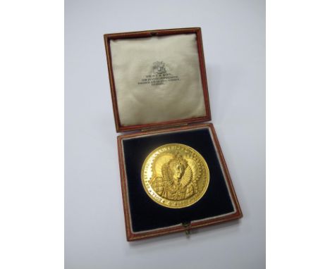 An Early XX Century Yellow Metal Medallion, the front showing a portrait of Elizabeth I and inscribed "coll ss et individ tri
