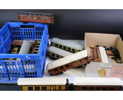 Bing O gauge model railway to include a LNER 2568 Railcar plus 10 x coaches and another in parts, features LNER &amp; Pullman