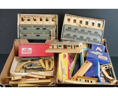 Quantity of Hornby model railway to include boxed &amp; rolling stock, boxed accessories featuring 5086, 5030, D1 Footbridge,