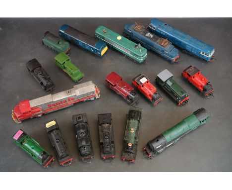 17 OO / HO gauge locomotives to include Bachmann Spectrum Santa Fe 834, Lima SNCF BB25175, Hornby, Triang etc 