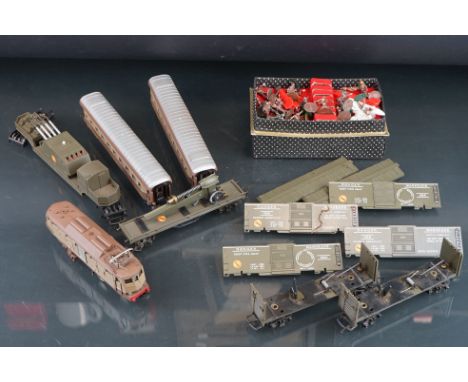 Lima HO gauge military locomotive &amp; 2 x coach set plus 4 x Triang Battle Space items of rolling stock to include 2 x Expl