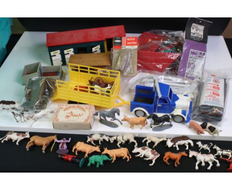 Quantity of mixed toys to include plastic figures featuring Britains, Bayko Building Set, plastic buildings etc 