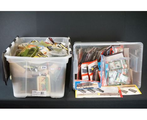 Large quantity of carded &amp; bagged HO / OO gauge model railway accessories to include trackside &amp; scenery items featur