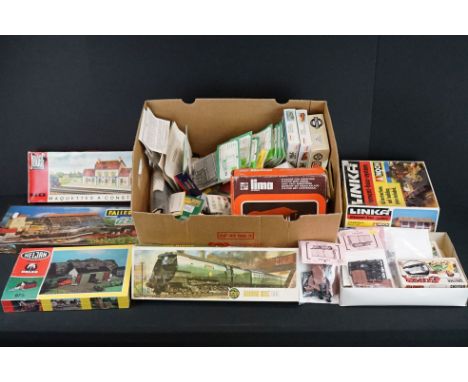 Collection of boxed &amp; bagged OO / HO gauge model kits and accessories to include Faller, Heljan, Airfix,  Ratio, Keyser, 