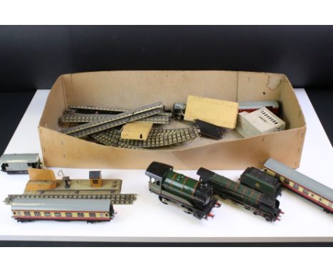 Quantity of Hornby Dublo model railway to include Duchess of Montrose 4-6-2 locomotive, Royal Mail Coach, 6 x items of rollin