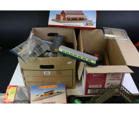 Quantity of OO gauge model railway to include Hornby Thomas &amp; Friends Percy locomotive, boxed Hornby R590 Station Hall, v