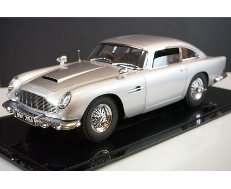 1/8 Scale James Bond Aston Martin DB5 kit built diecast model, produced by Eaglemoss for home assembly from magazines.  compl