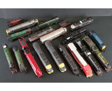 18 OO / HO gauge locomotives to include Bachmann Spectrum Santa Fe, Triang Hornby Queen Elizabeth, Lima InterCity 125, Hornby