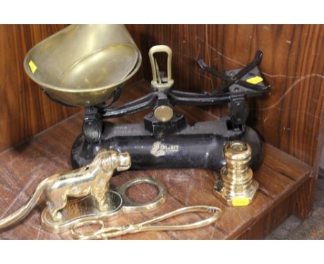 A LIBRA CO SET OF SCALES AND WEIGHTS TOGETHER WITH THREE PIECES OF BRASSWARE