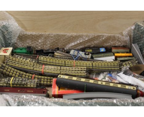 TWO TRAYS OF MODEL RAILWAY AND ACCESSORIES TO INCLUDE A HORNBY DUBLO PART TRAIN SET, ROLLING STOCK AND TRACK