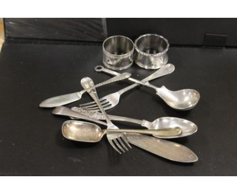 A BAG OF HALLMARKED SILVER AND SILVER PLATED WARE TO INCLUDE A SILVER SPOON AND FORK