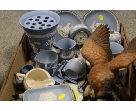 A TRAY OF ASSORTED WEDGWOOD BLUE JASPERWARE TO INC FLOWER VASE, DESK CLOCK ETC