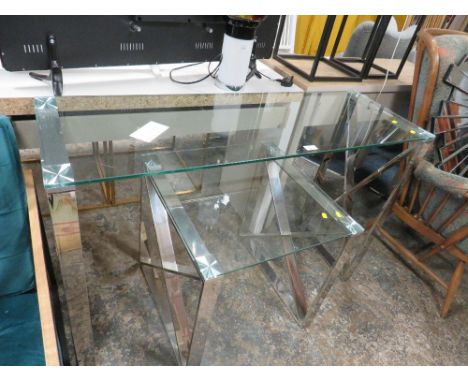 A MODERN GLASS AND CHROME CONSOLE/HALL TABLE H-78 W-120 CM WITH A LAMP TABLE (2)