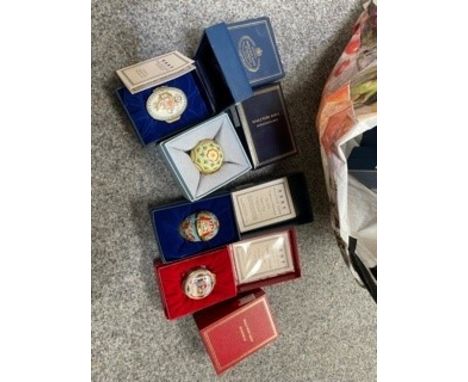 Halcyon Days enamel boxes, cased (21)