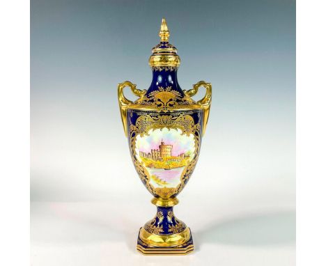 Limited edition twin handled lidded vase made to commemorate Queen Elizabeth II Silver Jubilee 1952-1977. Urn form vessel dec