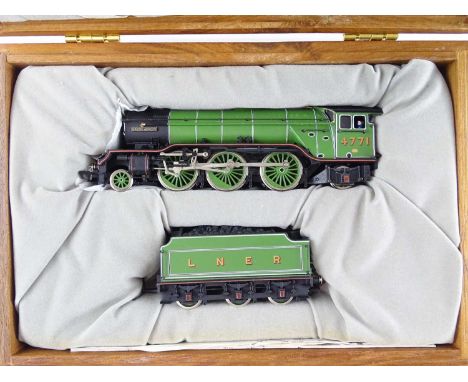 A BACHMANN 31-550 Class V2 steam locomotive in LNER Green 'Green Arrow' - limited edition with gold name plates and original 