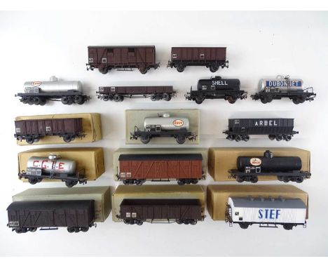 A group of French Outline vintage wagons by SMCF - some boxed - G/VG in G boxes (where boxed) (15)