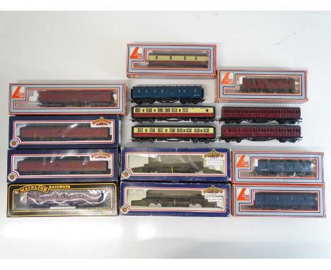 A mixed group of rolling stock by BACHMANN, LIMA and others - G/VG in G boxes where boxed (15)
