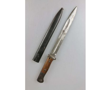 Bajonett erster Weltkrieg. Holzgriffschalen, Klinge leicht fleckig, Parierstange bez. R. 1 U.R. und nummeriert 691, brünierte