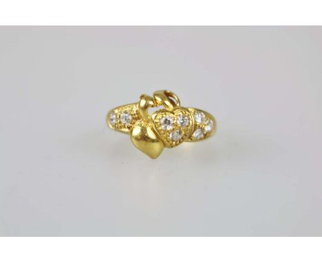 Ring mit farblosen Glassteinen, 916er Gelbgold, gemarkt, Ringkopf in Form zwei stilisierter Efeublätter, besetzt mit acht Dia